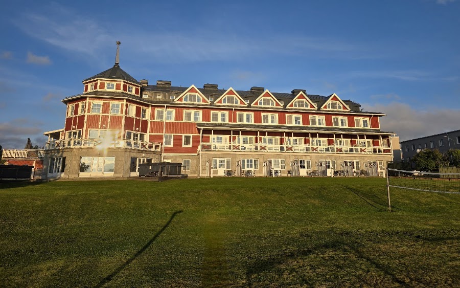 Grand Arctic Resort Pool